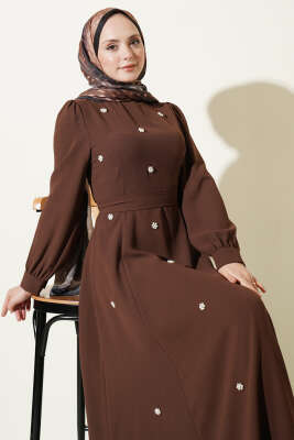 İnci Çiçekli Kuşaklı Elbise Kahve - Elbise