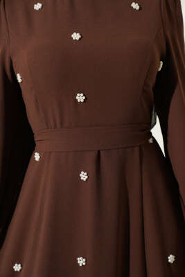 İnci Çiçekli Kuşaklı Elbise Kahve - Elbise