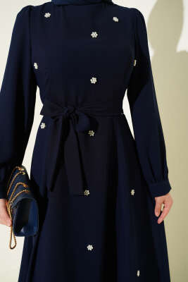 İnci Çiçekli Kuşaklı Elbise Lacivert - Elbise