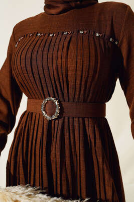 İnci Detaylı Pileli Elbise Kahve - Thumbnail