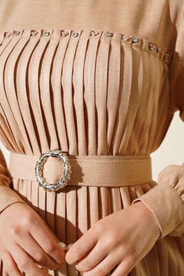 İnci Detaylı Pileli Elbise Latte - Thumbnail