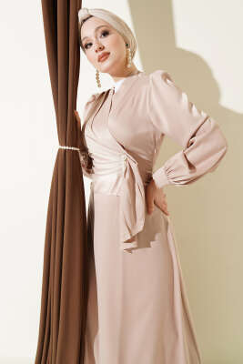 İnci Süslemeli Drapeli Saten Abiye Elbise Bej - Elbise