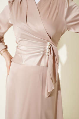 İnci Süslemeli Drapeli Saten Abiye Elbise Bej - Elbise