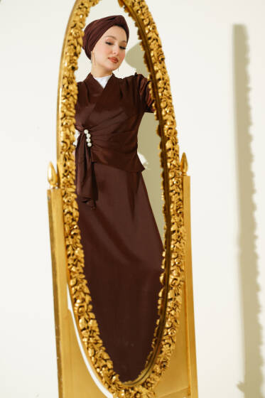 İnci Süslemeli Drapeli Saten Abiye Elbise Kahve - Elbise