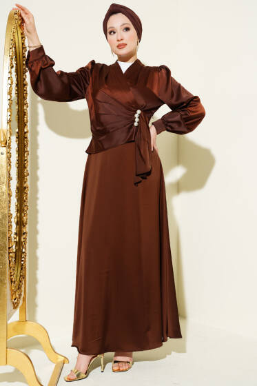 İnci Süslemeli Drapeli Saten Abiye Elbise Kahve - Elbise