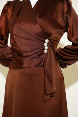 İnci Süslemeli Drapeli Saten Abiye Elbise Kahve - Elbise