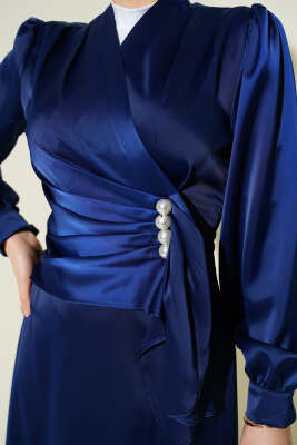 İnci Süslemeli Drapeli Saten Abiye Elbise Lacivert - Elbise