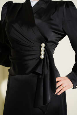 İnci Süslemeli Drapeli Saten Abiye Elbise Siyah - Elbise