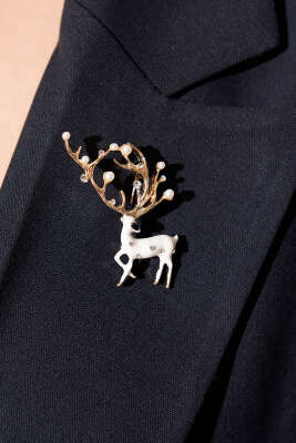 İnci ve Kristal Taşlı Mine İşlemeli Geyik Broş Beyaz - KONYALI BİJUTERİ