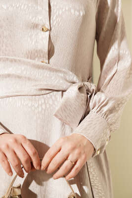 Jakarlı Yandan Bağlamalı Abiye Elbise Bej - Elbise