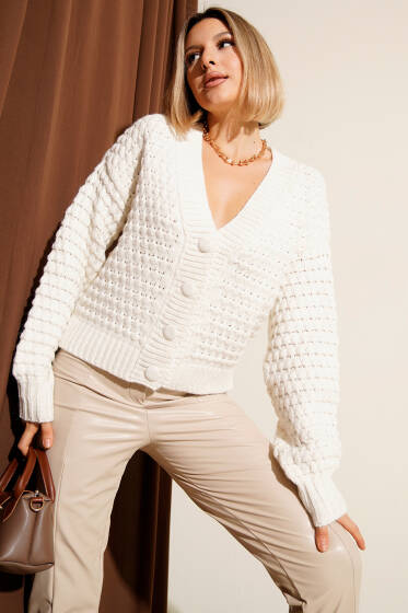 Kabartma Desen Düğmeli Kısa Triko Hırka Ekru - Kadın Giyim Modelleri