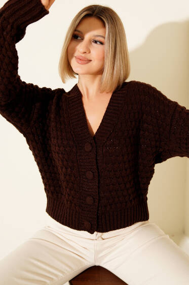 Kabartma Desen Düğmeli Kısa Triko Hırka Kahve - Kadın Giyim Modelleri