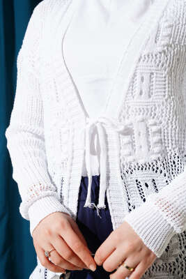 Kabartma Desenli Bağcıklı Triko Hırka Beyaz - Triko Hırka