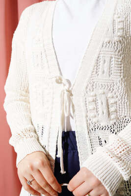 Kabartma Desenli Bağcıklı Triko Hırka Ekru - Triko Hırka