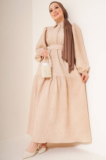 Kabartma Desenli Düğmeli Elbise Bej - Tesettür Elbise
