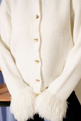 Kalp Düğmeli Bilek Kürklü Triko Hırka Ekru - Kadın Giyim Modelleri