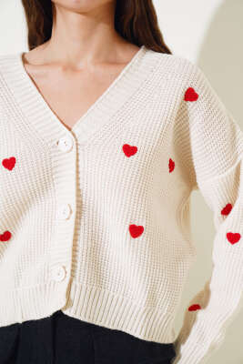 Kalp Nakışlı Kısa Triko Hırka Bej - Kadın Giyim Modelleri