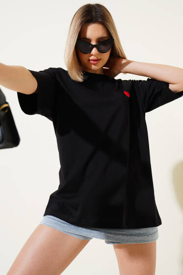 Kalp Nakışlı T-shirt Siyah - Kadın Giyim Modelleri