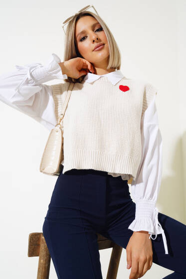 Kalp Nakışlı Triko Kısa Süveter Bej - Yeni Giyim