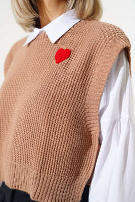 Kalp Nakışlı Triko Kısa Süveter Büsküvi - Kadın Giyim Modelleri