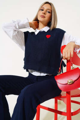 Kalp Nakışlı Triko Kısa Süveter Lacivert - Kadın Giyim Modelleri