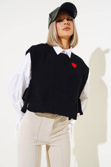 Kalp Nakışlı Triko Kısa Süveter Siyah - Yeni Giyim