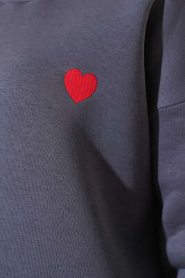 Kalp Nakışlı Üç İplik Sweatshirt Füme - Tunik