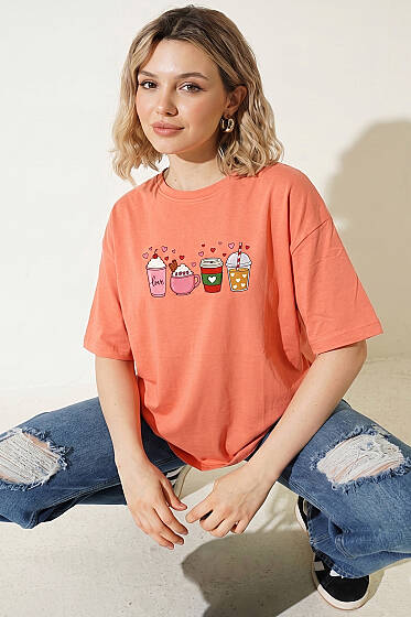 Kalpli Bardak Baskılı T-shirt Somon - Kadın Giyim Modelleri