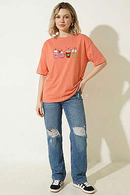 Kalpli Bardak Baskılı T-shirt Somon - Kadın Giyim Modelleri