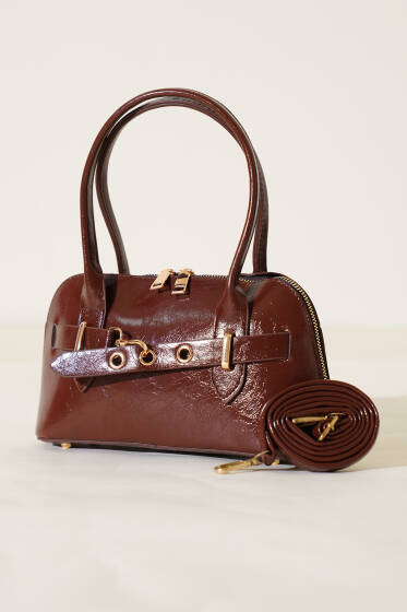 Kanca Detaylı Fermuarlı Rugan Çanta Acı Kahve - Kol Çantası