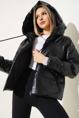 Kapüşonlu Kısa Deri Şişme Mont Siyah - Kadın Giyim Modelleri