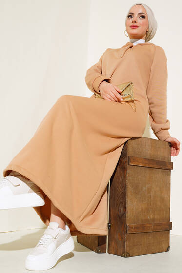 Kapüşonlu Yaka Çıtçıtlı Üç İplik Elbise Camel - Tesettür Elbise
