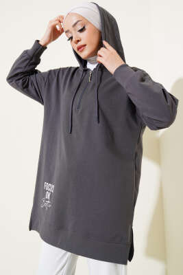 Kapüşonlu Yarım Fermuarlı Baskılı Tunik Füme - ELFİDA TEKSTİL