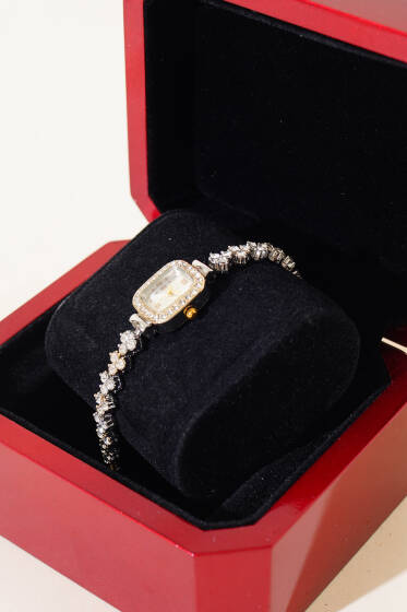 Kare Çerçeveli Taş Kordonlu Kadın Kol Saati Gold - Saat