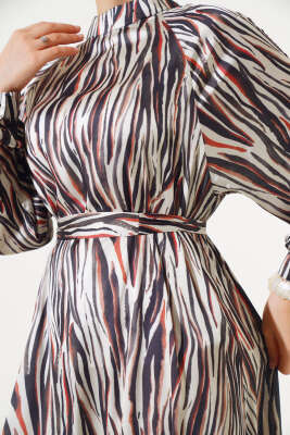 Karışık Desen Kuşaklı Saten Elbise Bej - Tesettür Elbise