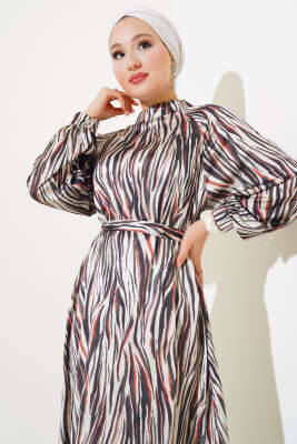 Karışık Desen Kuşaklı Saten Elbise Bej - Tesettür Elbise