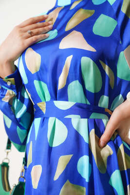 Karışık Desen Kuşaklı Saten Elbise Saks - Tesettür Elbise