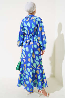 Karışık Desen Kuşaklı Saten Elbise Saks - Tesettür Elbise