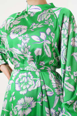 Karışık Desen Kuşaklı Saten Elbise Yeşil - Tesettür Elbise