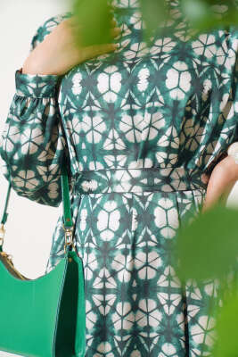 Karışık Desen Kuşaklı Saten Elbise Zümrüt - Tesettür Elbise