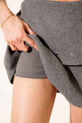 Katlı Zımbalı Mini Kaşe Etek Füme - Kadın Giyim Modelleri