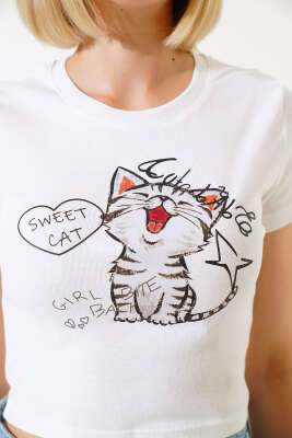 Kedi Baskılı Crop Ekru - Kadın Giyim Modelleri