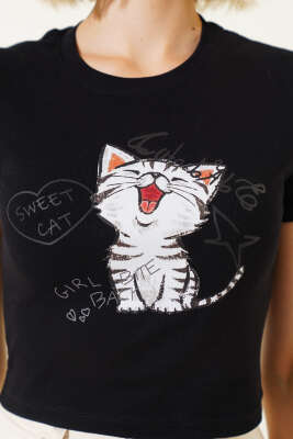 Kedi Baskılı Crop Siyah - Kadın Giyim Modelleri