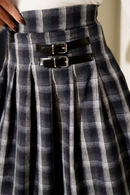 Kemer Aksesuarlı Ekoseli Etek Füme - Etek