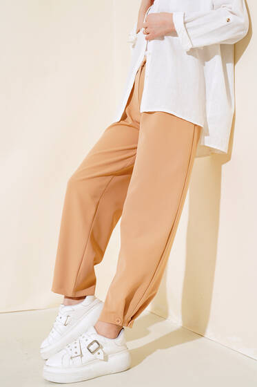 Kemeri Biritli Çizgili Pantolon Latte - Kumaş Pantolon