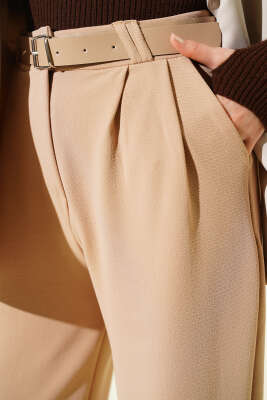 Kemerli Pileli Geniş Paça Pantolon Bej - Pantolon