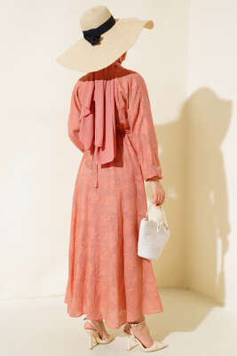 Kendinden Desenli Bel Lastikli Elbise Somon - Tesettür Elbise