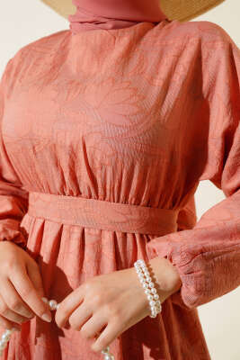 Kendinden Desenli Bel Lastikli Elbise Somon - Tesettür Elbise