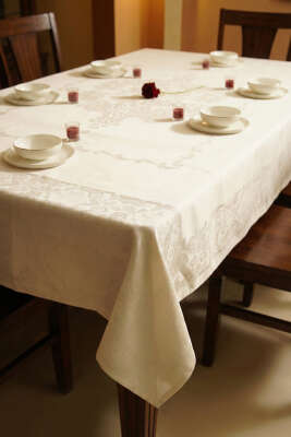 Kendinden Desenli Jakarlı Masa Örtüsü Krem 