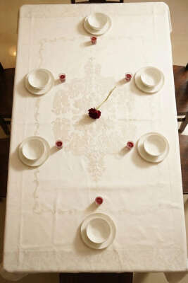 Kendinden Desenli Jakarlı Masa Örtüsü Krem - Masa Örtüsü